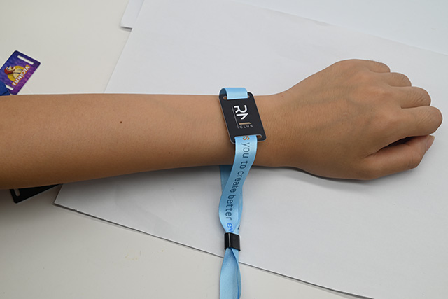 制作人像識別卡的基卡可以是一般PVC卡，也可以是磁卡